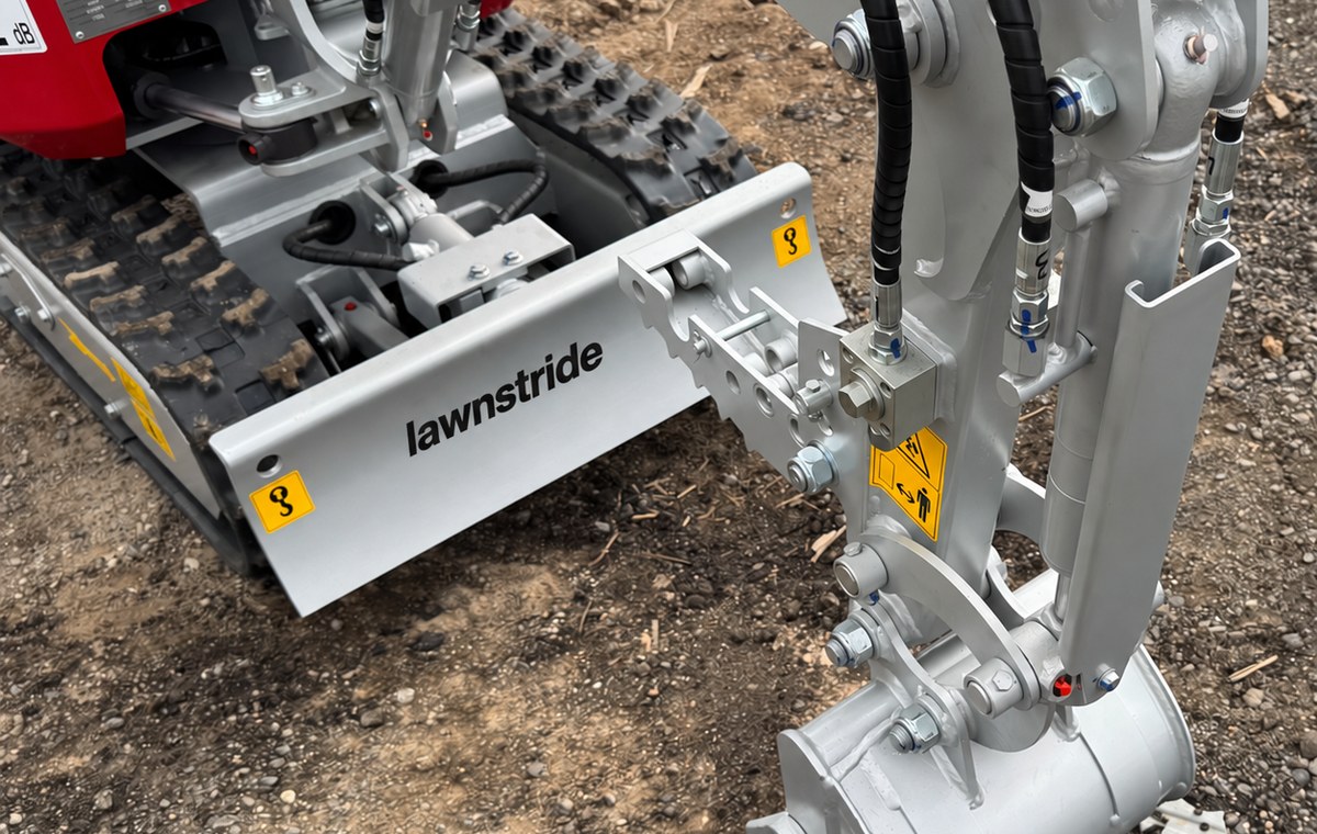 CREX6-M mini excavator, front dozer blade and the digging bucket with bolt-on teeth