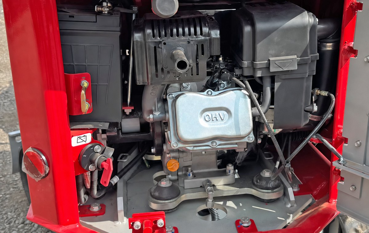 CREX6-M mini excavator, engine bay with the air-cooled OHV petrol engine and 12 V battery