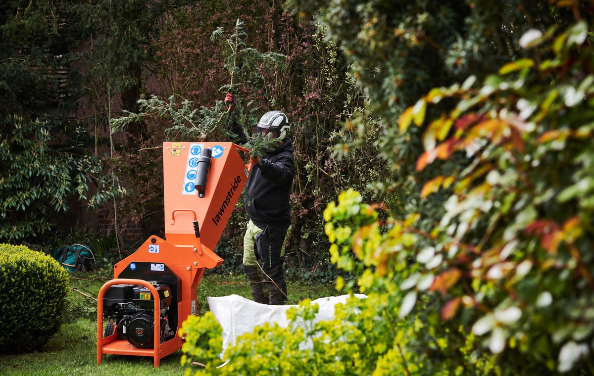 TW 13/75G petrol wood chipper, clearing brash from a garden